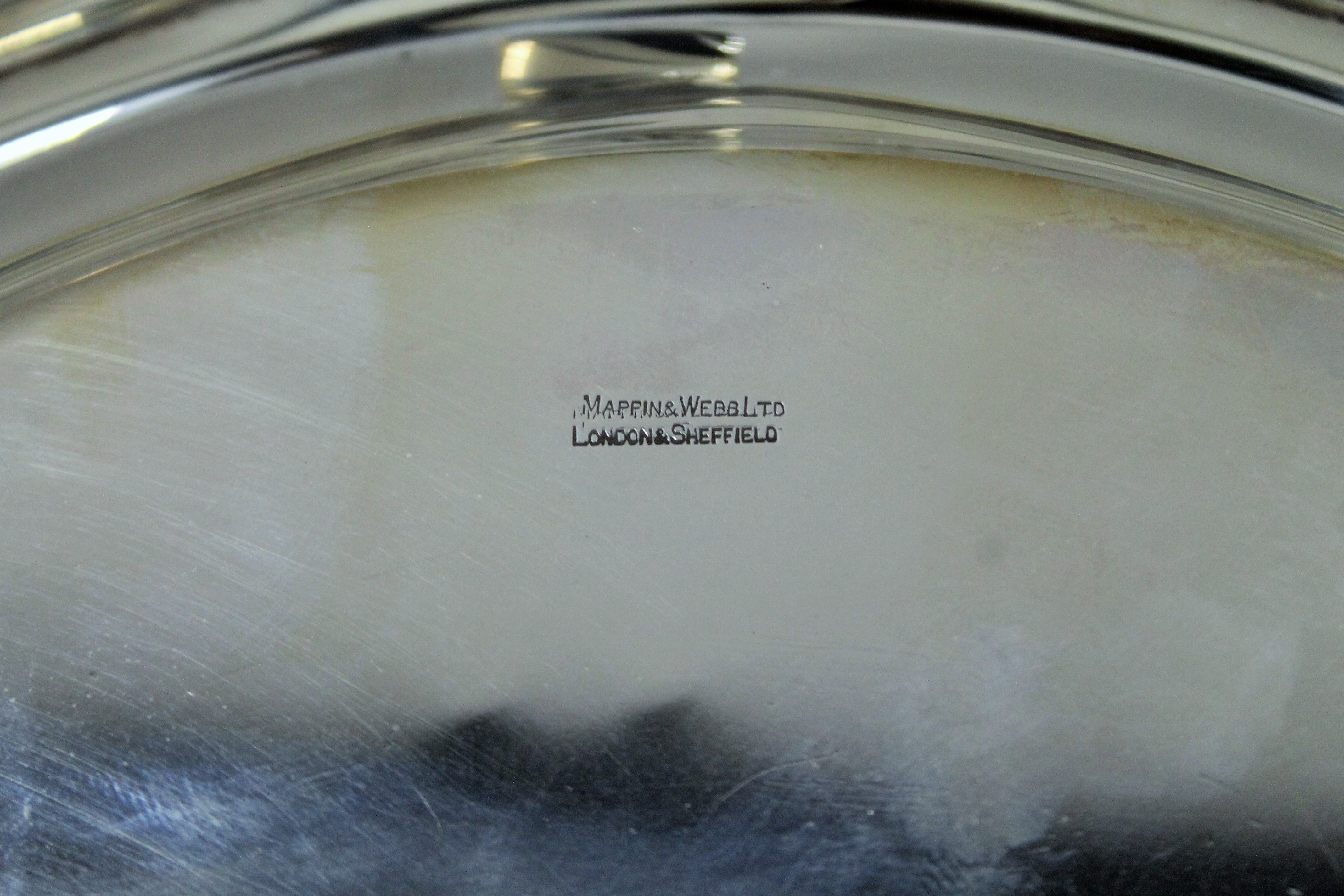 A silver salver. 25 cm diameter. 347.8 grammes. - Image 5 of 5