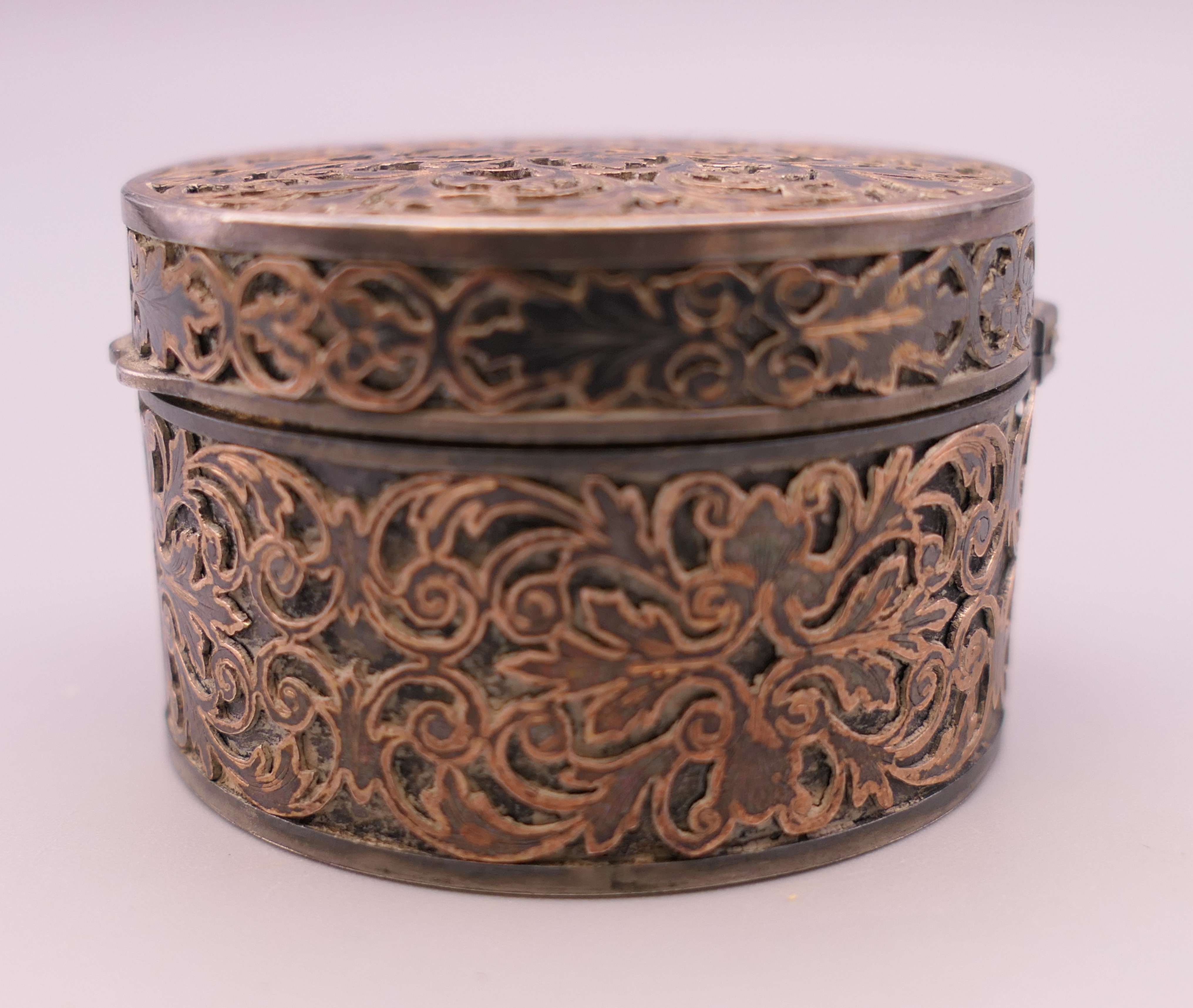 A Continental silver round pill box. 4.25 cm diameter. - Image 6 of 6