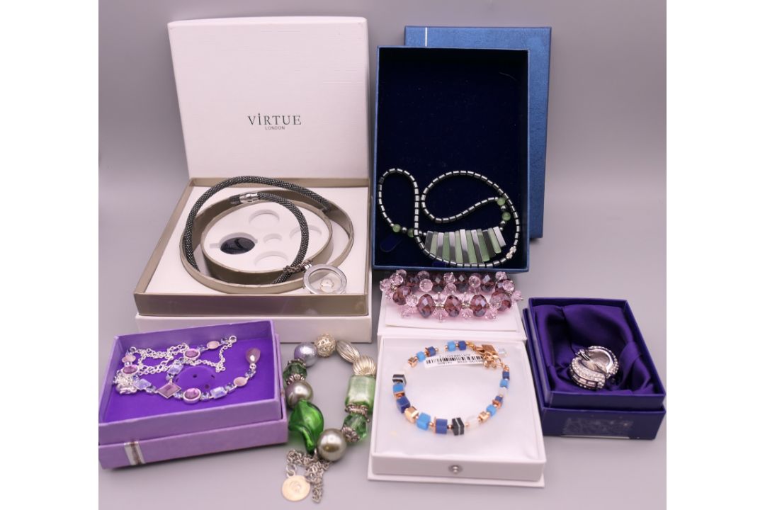 A quantity of costume jewellery. - Image 1 of 12