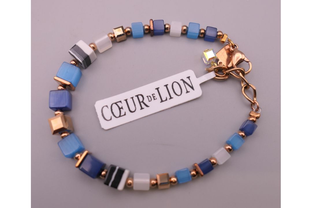 A quantity of costume jewellery. - Image 7 of 12