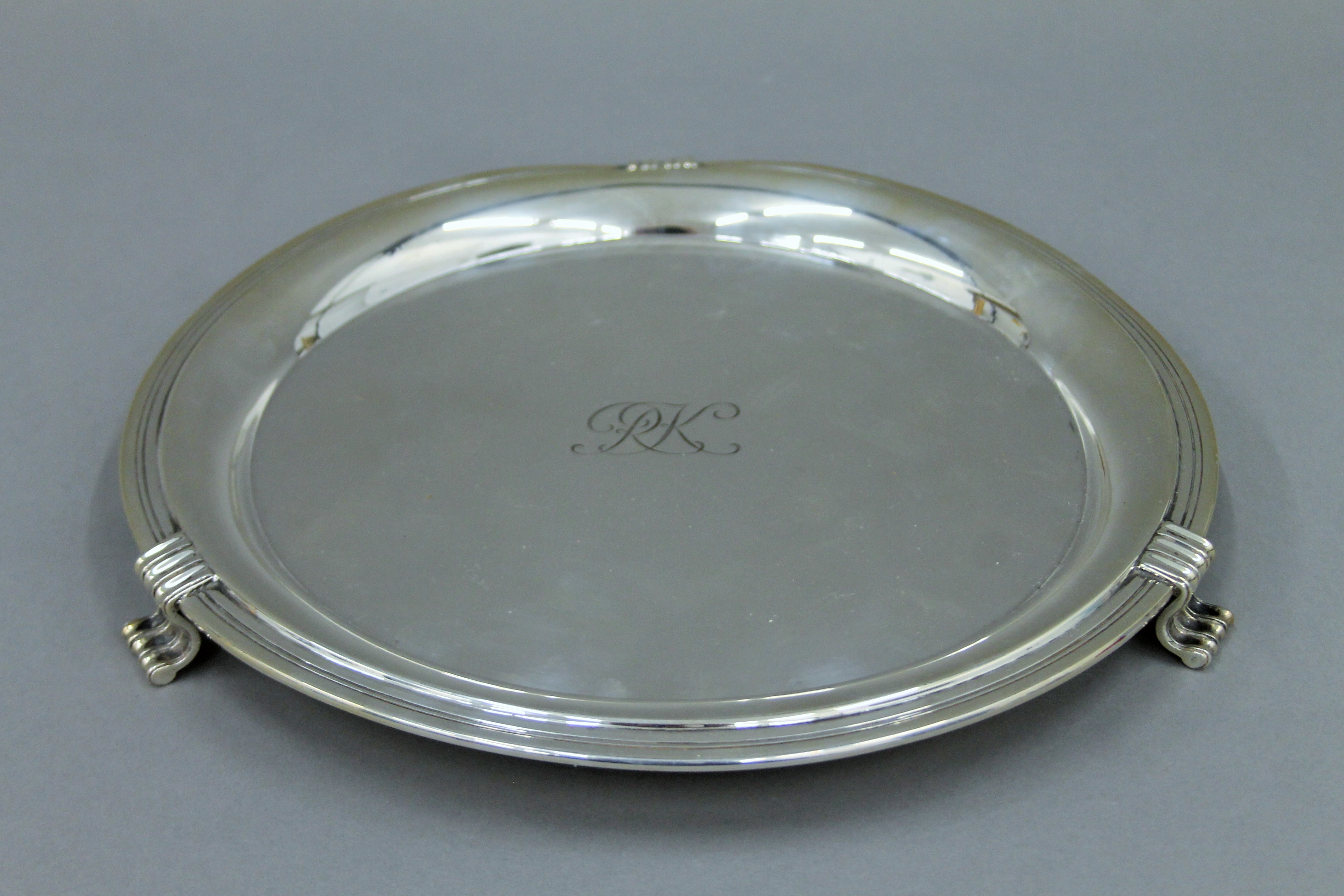 A silver salver. 25 cm diameter. 347.8 grammes.