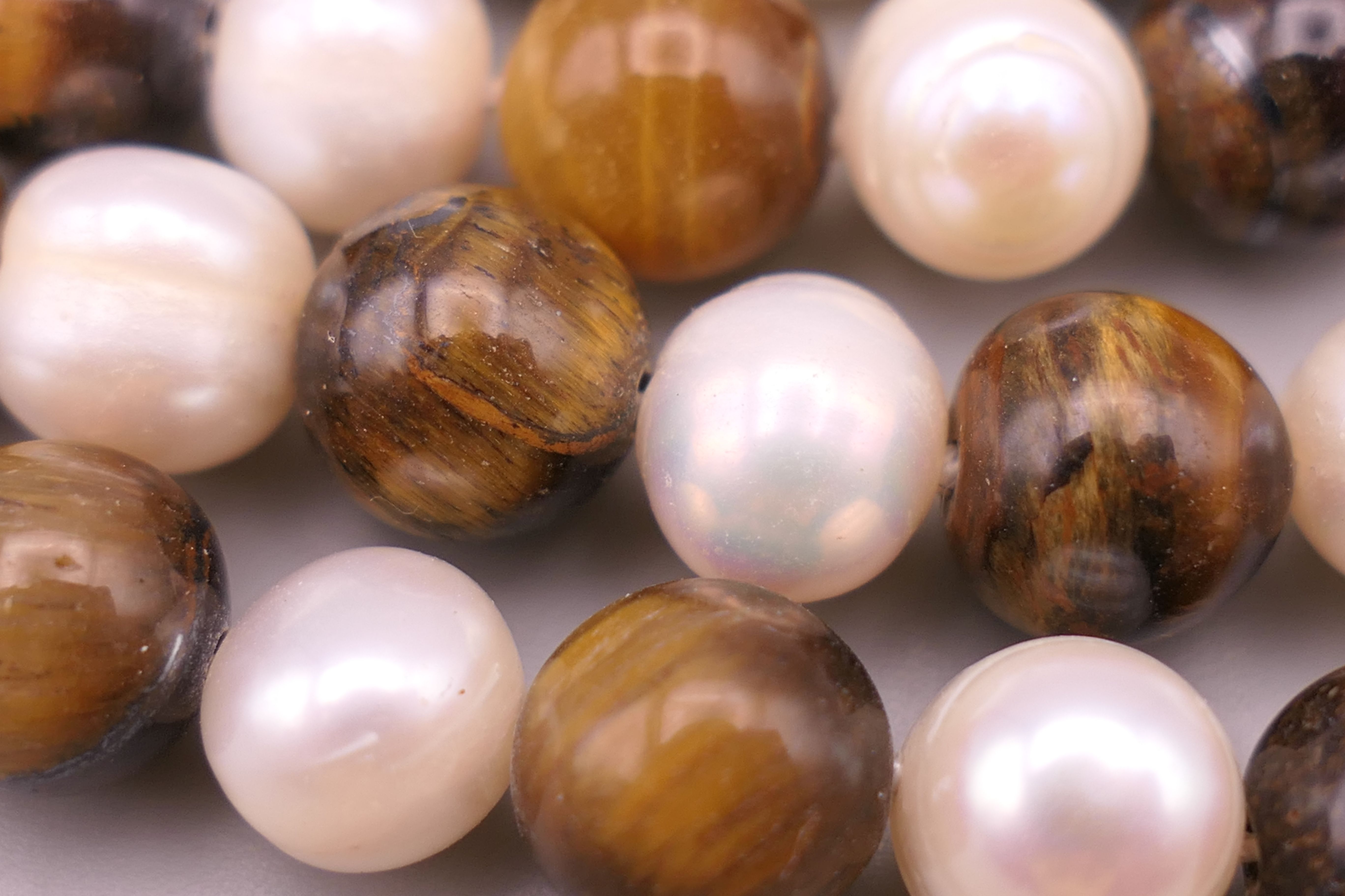 A tiger's eye and pearl necklace. Approximately 122 cm long. - Image 3 of 3