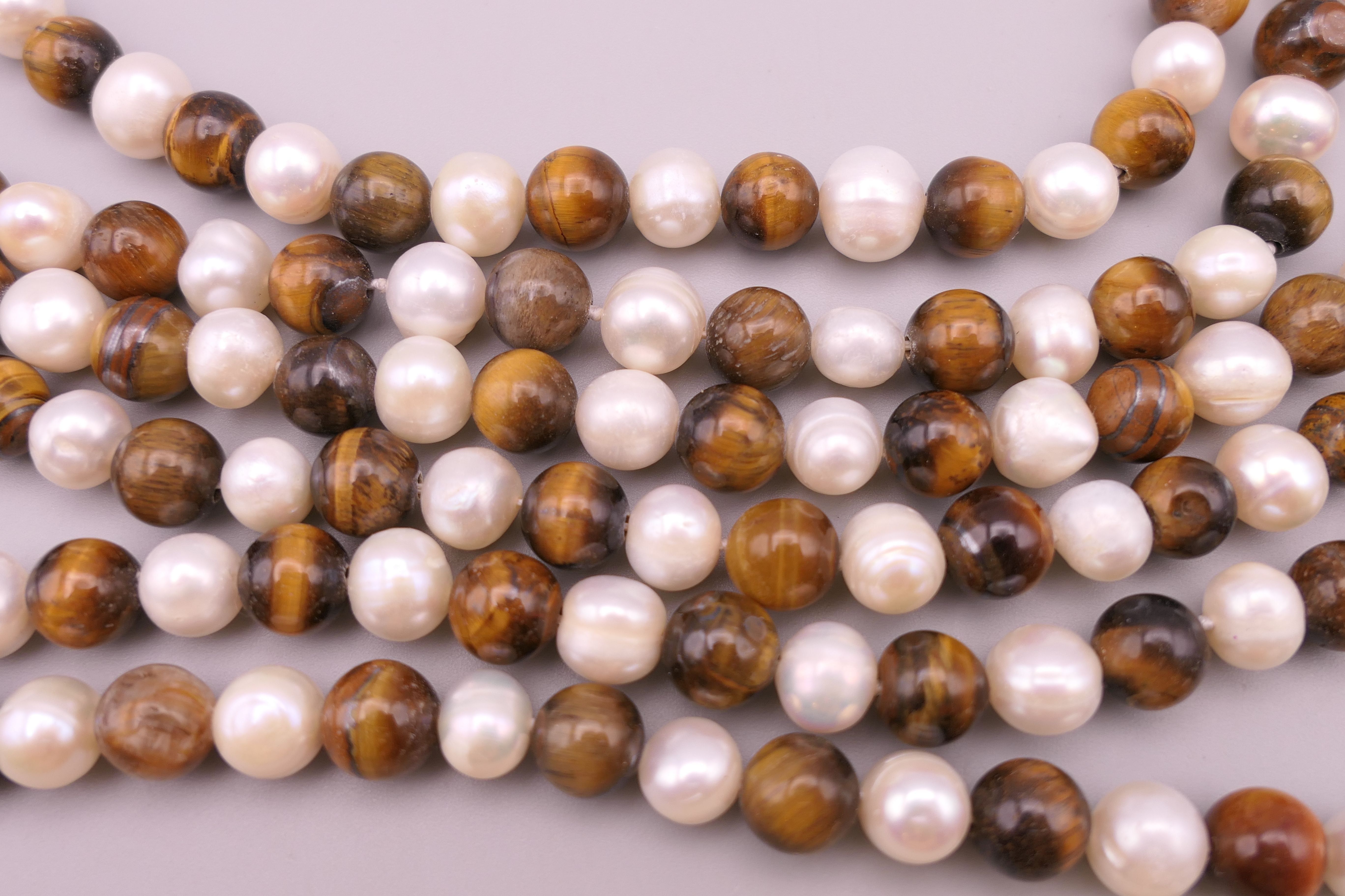 A tiger's eye and pearl necklace. Approximately 122 cm long. - Image 2 of 3