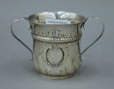 A Georgian silver porringer with twin handles. 8 cm high. 81.8 grammes.