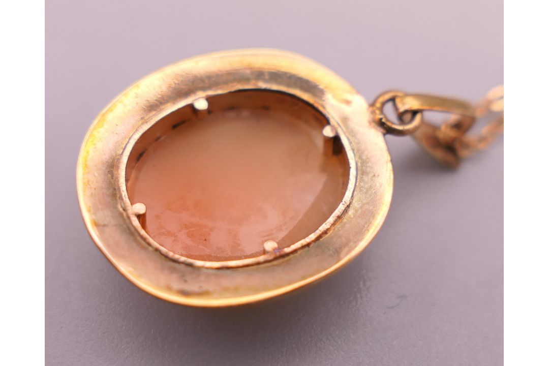 A 9 ct gold mounted cameo pendant on chain and a cameo brooch. Pendant 2 cm high, brooch 3. - Image 3 of 5