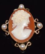 A 9ct gold brooch set with a cameo and four pearls, 3 x 3.5cm