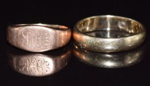 A 9ct rose gold signet ring and a 9ct gold wedding band / ring, 4.65g, size E & G