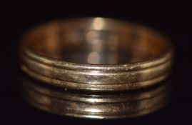 An 18ct gold wedding band / ring, 4g, size N