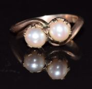 A 9ct gold ring set with two pearls, 4g, size L