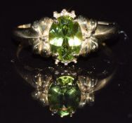 A 9ct gold ring set with a peridot, 2.3g, size N