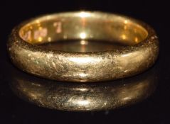 A 22ct gold wedding band / ring, 7.4g, size M