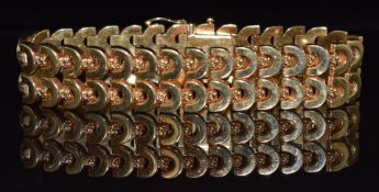 A 14k gold bracelet made up of half circle links, 19cm long, 35.6g