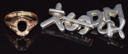 A 9ct gold ring mount (2.7g) and a pair of silver cufflinks