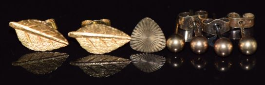 Three pairs of gold earrings and an additional 9ct gold earring, 2g