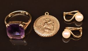 A c1900 9ct gold ring set with an amethyst (3.3g), 9ct gold St Christopher (2.3g) and a pair of