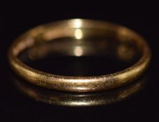 A 22ct gold wedding band / ring, 2g, size N/O