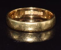 An 18ct gold wedding band / ring, in vintage box, 3.9g, size M