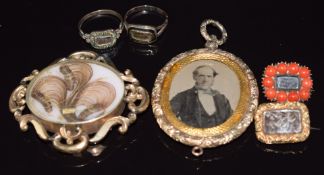 Georgian yellow metal mourning ring set with black enamel and glass compartment to centre, verso