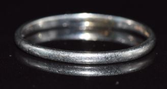A platinum wedding band / ring, 2.2g, size O