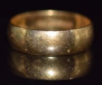 An 18ct gold wedding band / ring, 3.6g, size K