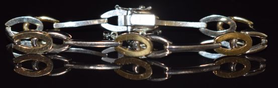 A 9ct gold bi-coloured gold bracelet, 18cm long , 9.1g