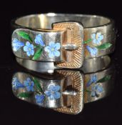 A silver buckle ring set with enamel flowers, 5.9g, size N