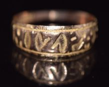 A 9ct gold Mizpah ring, Birmingham 1914, 2g, size P