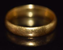 A 22ct gold wedding band / ring, 4.6g, size P