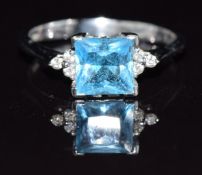 An 18ct white gold ring set with London blue topaz and diamonds, 3.9g, size R