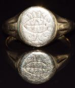 A 9ct gold signet ring, 5.2g, size S