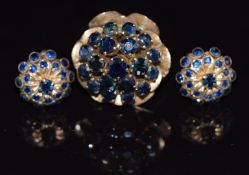 An 18k gold ring set with sapphires in a cluster and similar earrings, 13g