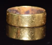 A 22ct gold wedding band / ring, 5.02g, size T