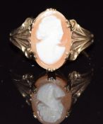 A 9ct gold ring set with a cameo, 3g, size Q