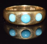 Victorian 18ct gold ring set with three turquoise cabochons, London 1899, 4.8g, size K