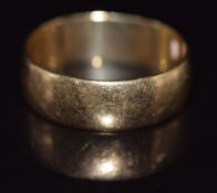 A 9ct gold ring / wedding band, 4.6g, size S