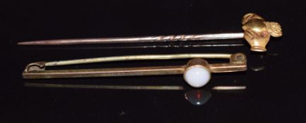 An 18ct & 9ct gold claddagh stick pin and a 9ct gold brooch set with an opal, 3.3g