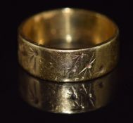 An 18ct gold wedding band / ring, 6.4g , size M