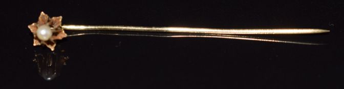 A 14k gold stick pin set with a pearl, 1.6g