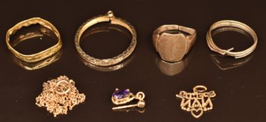 A 22ct gold ring (2g), two 9ct gold rings, 9ct gold mount, 9ct gold chain and pendant and earring (