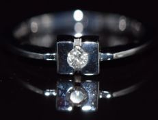 A 9k white gold ring set with a diamond, 3g, size N