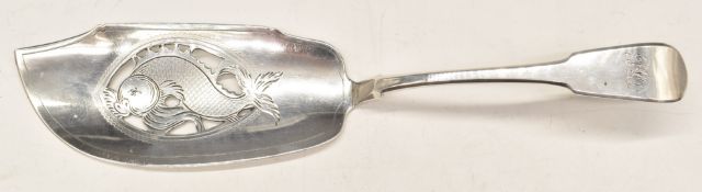 Georgian Irish hallmarked silver fish server with pierced and engraved blade decorated with a