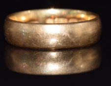 An 22ct gold wedding band / ring, 6g, size L