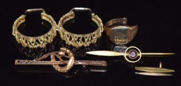 A pair of 9ct gold earrings (5.7g), 9ct gold brooch and sections of 9ct gold, 5.16g