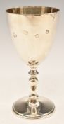 Elizabeth II feature hallmarked silver goblet, London 1977, maker Courtman Silver Ltd, height