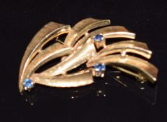 A 9ct gold brooch set with sapphires, 7.1g, 3.7cm