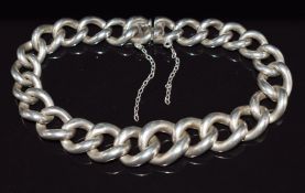 Silver graduated curb link bracelet, 22cm long, 39g