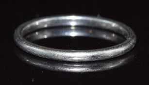 A platinum wedding band / ring, 3g, size M