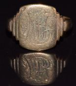 A 9ct gold signet ring, 3.4g, size N
