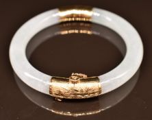 Chinese jade bangle with 18k gold clasp and hinge with engraved bamboo decoration, 5.5cm inner