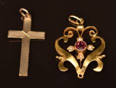 Edwardian 9ct gold pendant (1.5g) and a 9ct rose gold cross with engine turned decoration, 1.3g